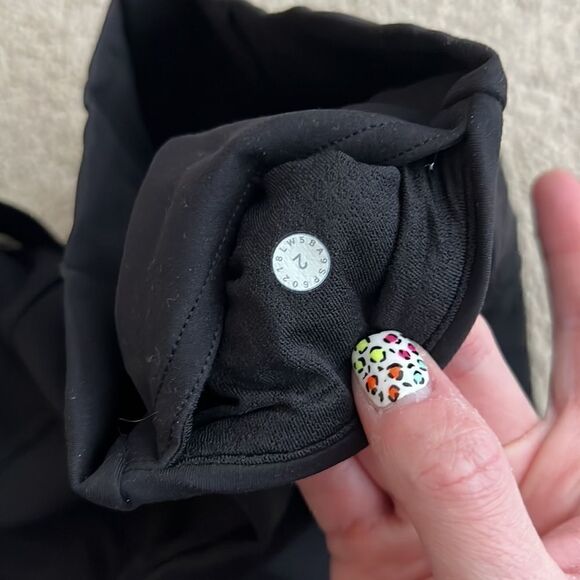 Lululemon size 2 legging features mesh - Picture 5 of 5